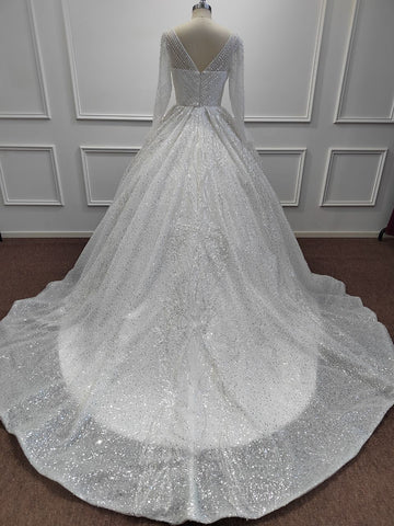 Precioso vestido de novia largo de corte princesa, con escote en V, lentejuelas brillantes y mangas.