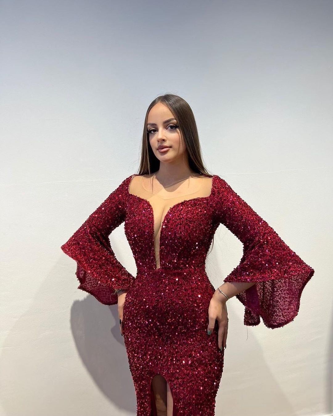 Superbe robe de bal longue bordeaux fendue sur le devant à paillettes et manches longues