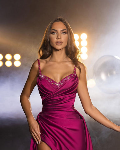 Superbe robe de bal longue fuchsia à bretelles et perles, sans manches, plissée et fendue