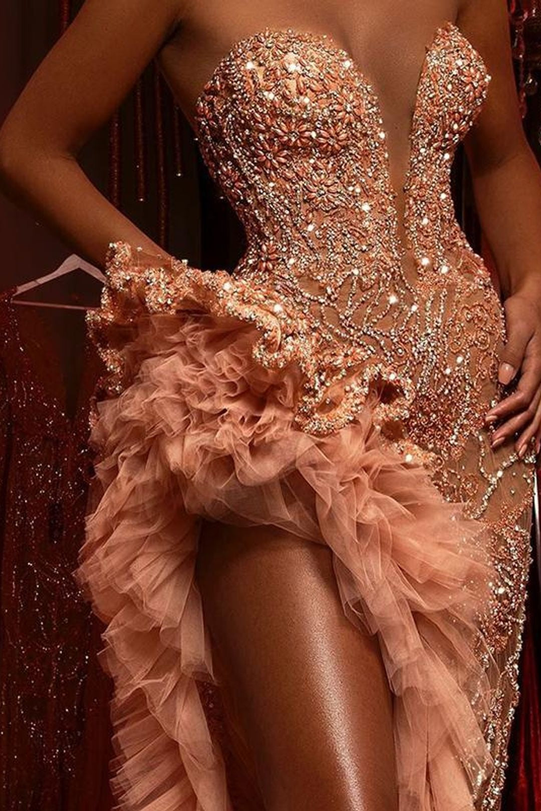 Magnifique robe de bal longue sirène sans manches, fendue sur le devant et ornée de perles et de volants