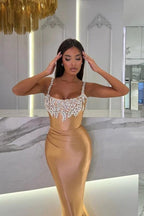 Precioso vestido largo de sirena dorado sin mangas con joyas y purpurina