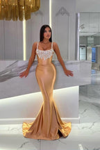 Precioso vestido largo de sirena dorado sin mangas con joyas y purpurina