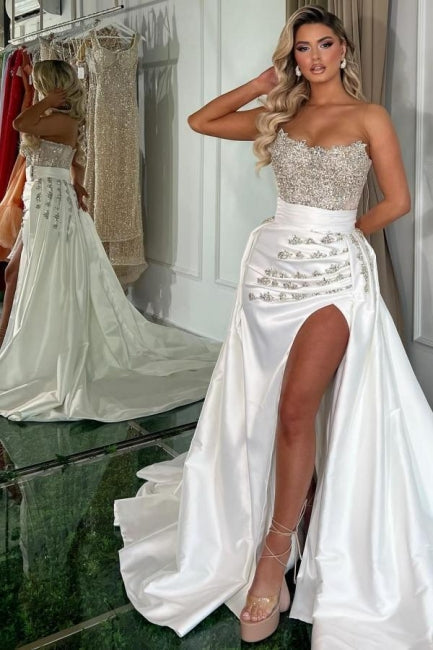 Superbe robe de bal longue blanche trapèze sans bretelles avec bijoux et fente