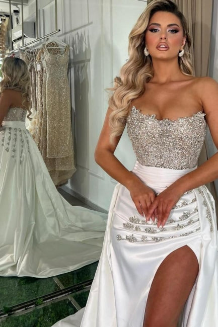 Superbe robe de bal longue blanche trapèze sans bretelles avec bijoux et fente