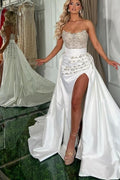 Superbe robe de bal longue blanche trapèze sans bretelles avec bijoux et fente