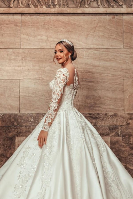 Preciosos vestidos de novia de corte princesa, corte A, satén y encaje, con mangas largas.