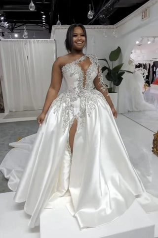 Precioso vestido de novia largo de corte A, de satén, con un solo hombro, apliques de encaje y abertura, adornado con cuentas.