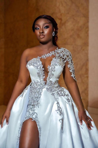 Precioso vestido de novia largo de corte A, de satén, con un solo hombro, apliques de encaje y abertura, adornado con cuentas.