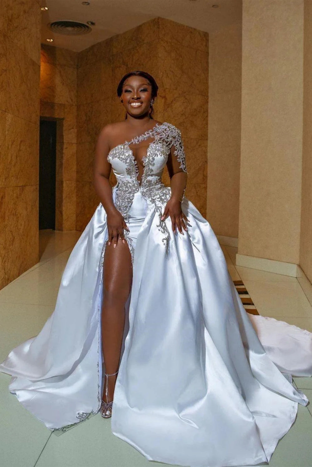 Precioso vestido de novia largo de corte A, de satén, con un solo hombro, apliques de encaje y abertura, adornado con cuentas.