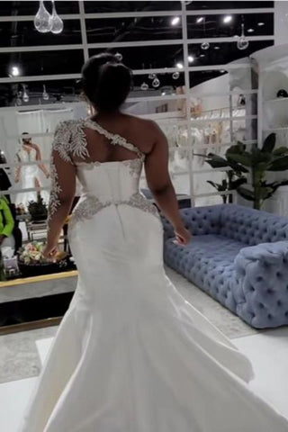 Precioso vestido de novia largo de corte A, de satén, con un solo hombro, apliques de encaje y abertura, adornado con cuentas.