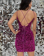 Magnifique robe de bal moulante à fines bretelles et décolleté en V, ornée de sequins courts