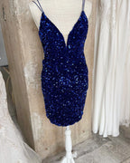 Magnifique robe de bal moulante à fines bretelles et décolleté en V, ornée de sequins courts