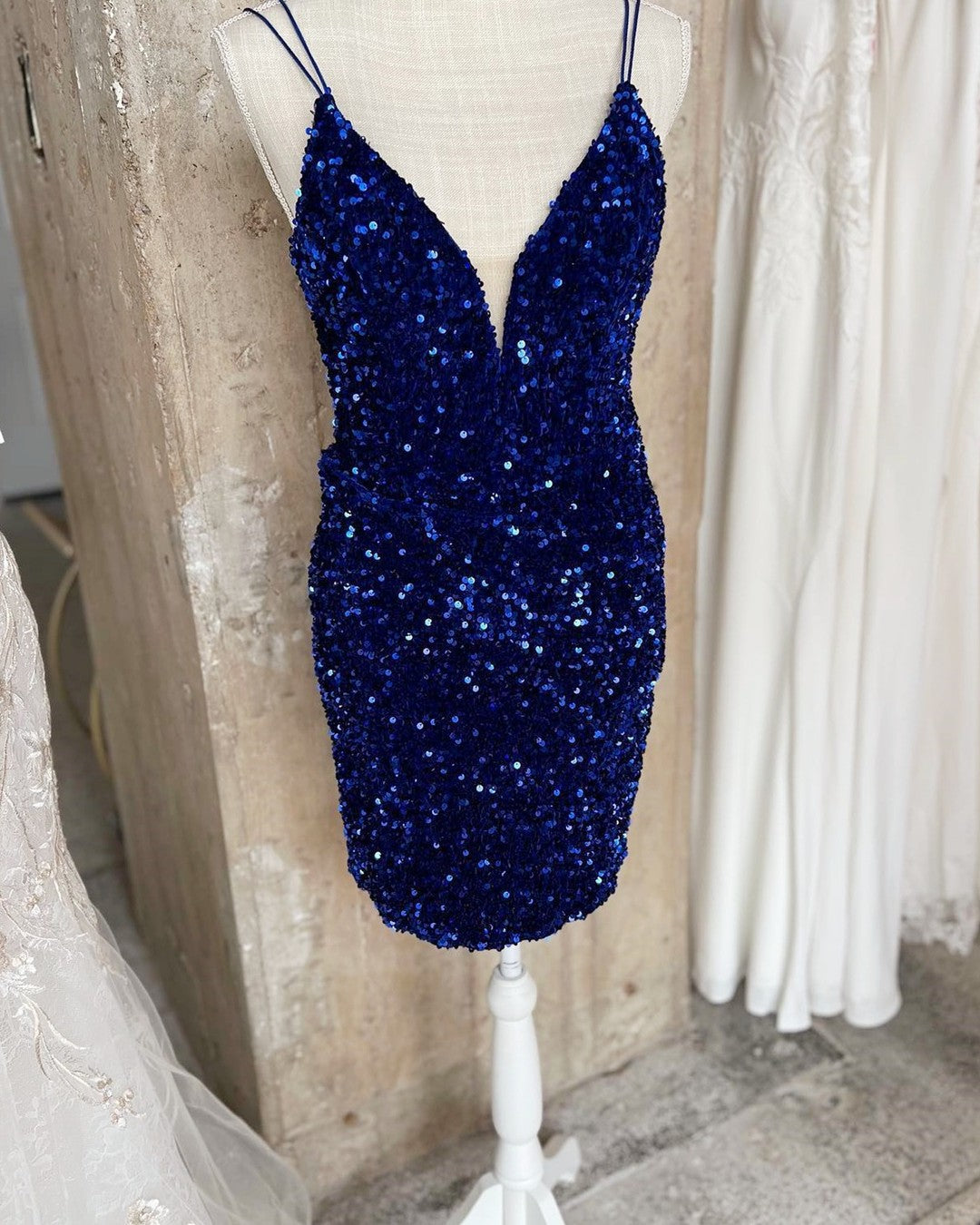 Magnifique robe de bal moulante à fines bretelles et décolleté en V, ornée de sequins courts