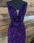 Magnifique robe de bal moulante à fines bretelles et décolleté en V, ornée de sequins courts
