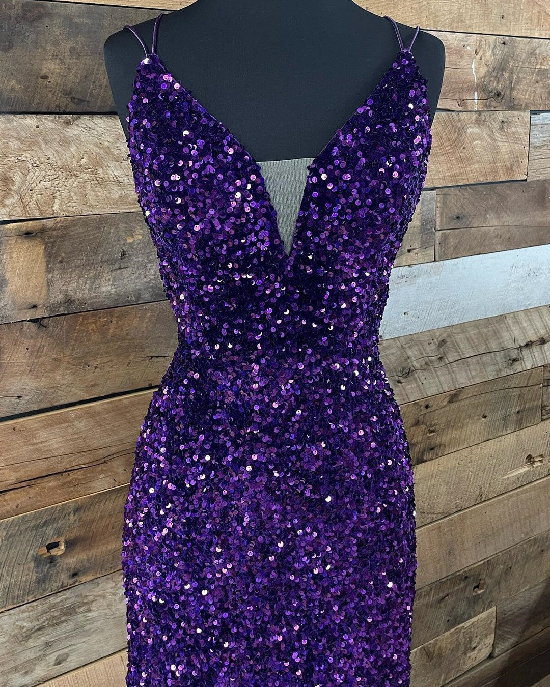 Magnifique robe de bal moulante à fines bretelles et décolleté en V, ornée de sequins courts