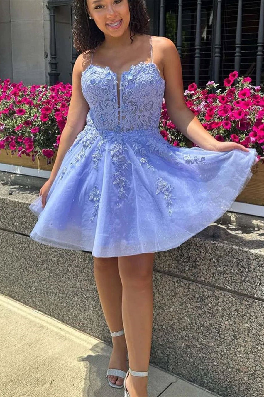 Magnifique robe de bal courte à fines bretelles en dentelle et paillettes sans manches