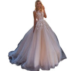 Precioso vestido de novia blanco de tul con cuello redondo, sin mangas, bordado de perlas de lujo, botones, corte en A y largo hasta el suelo. 
