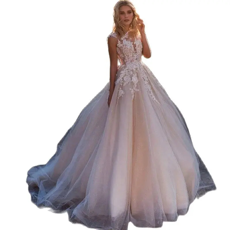 Precioso vestido de novia blanco de tul con cuello redondo, sin mangas, bordado de perlas de lujo, botones, corte en A y largo hasta el suelo. 