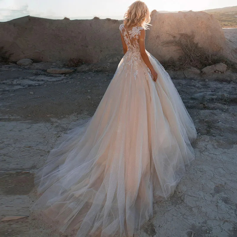 Precioso vestido de novia blanco de tul con cuello redondo, sin mangas, bordado de perlas de lujo, botones, corte en A y largo hasta el suelo. 