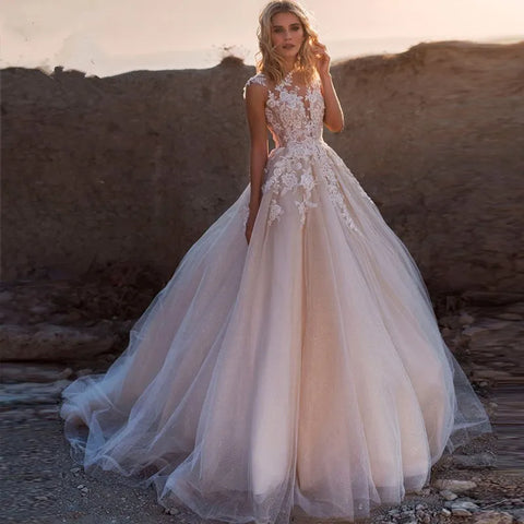 Magnifique robe de bal de mariée blanche en tulle, col rond, sans manches, ornée de perles et de boutons, coupe trapèze, sans manches. 