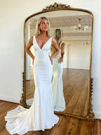Vestido largo de fiesta de satén con escote en V profundo estilo sirena y cuentas