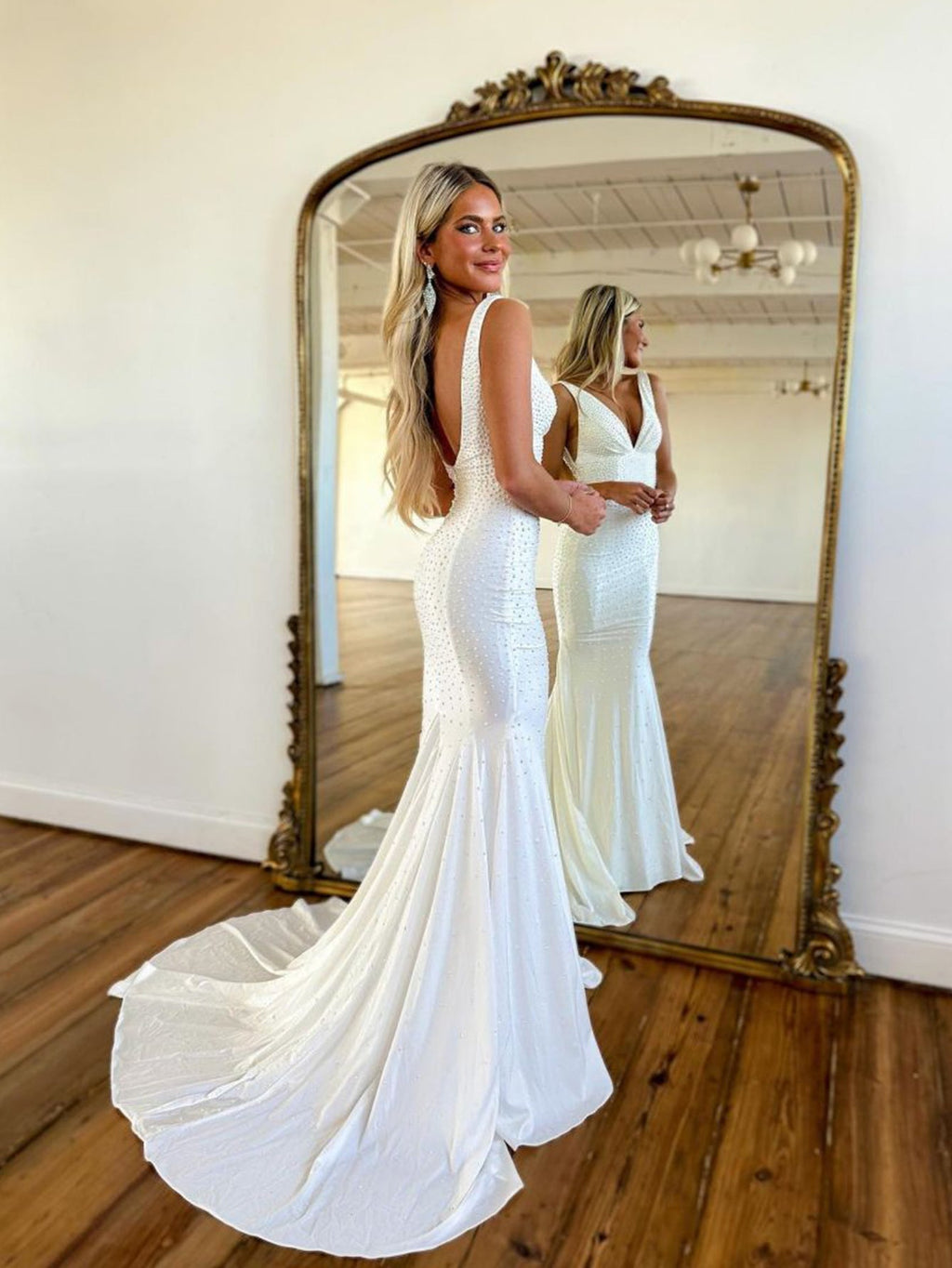 Vestido largo de fiesta de satén con escote en V profundo estilo sirena y cuentas