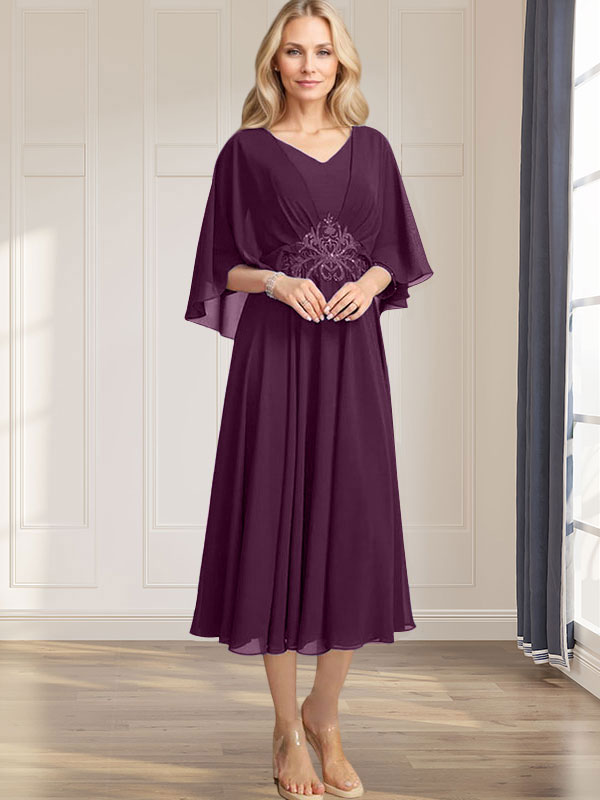 Robe de mariée trapèze en mousseline de soie, longueur thé, col en V, ornée de sequins plissés, d'appliques de dentelle et de perles. 