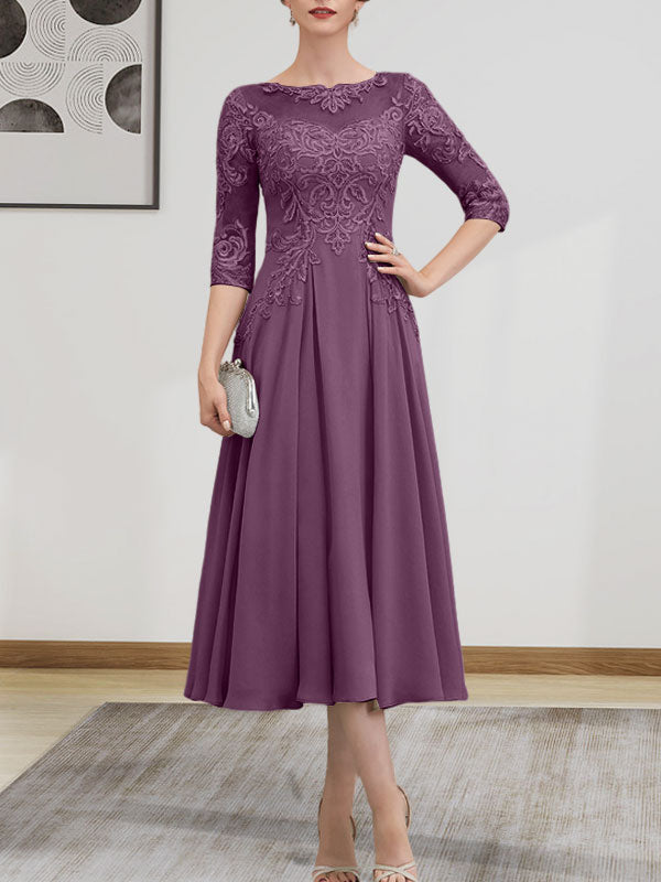 Robe de mariée trapèze en mousseline de soie et dentelle, longueur thé, ornée de perles et de sequins, avec décolleté en A et effet illusion.
