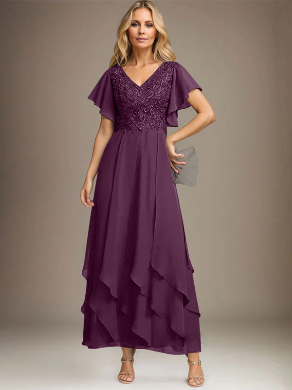 Vestido de novia de corte línea A, escote en V, largo hasta el tobillo, de gasa de encaje con volantes en cascada. 