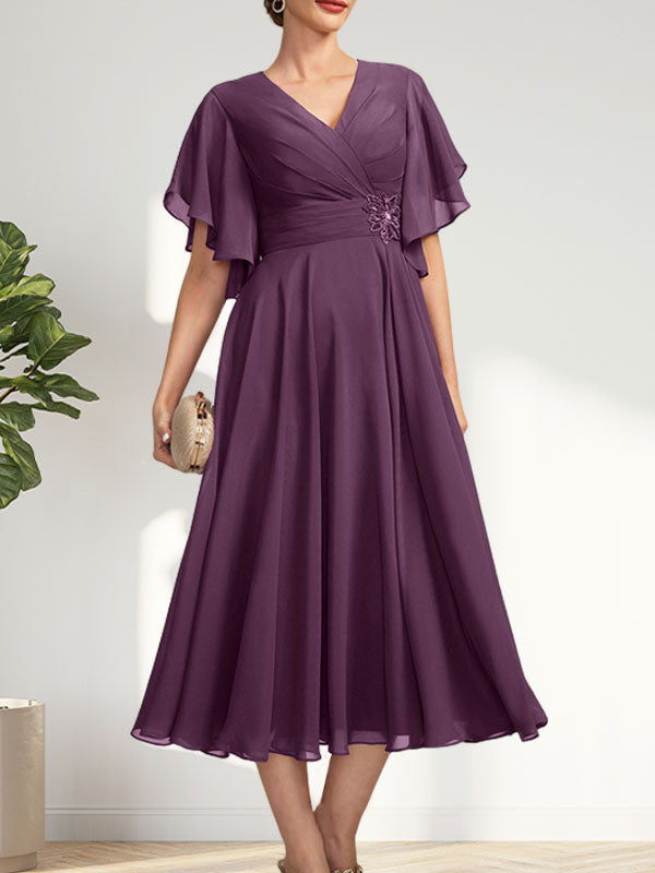 Vestido de corte A, escote en V, largo té, de gasa, para la madre de la novia, con plisados ​​y cuentas.