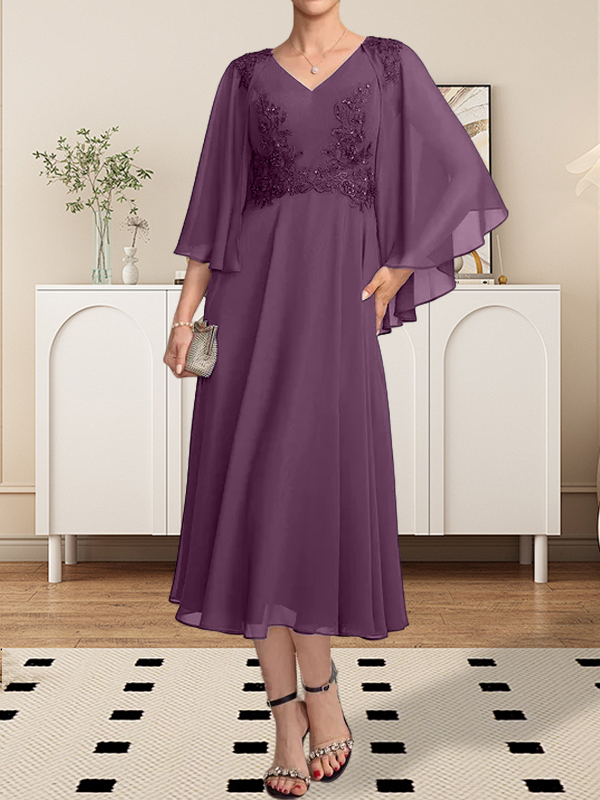 Vestido de corte A, escote en V, largo hasta la rodilla, de gasa, encaje, con lentejuelas y pedrería para la madre de la novia.