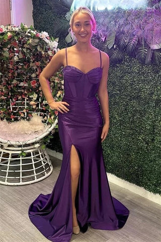 Robe de bal longue sirène en satin raisin, bretelles spaghetti, perles et fente.