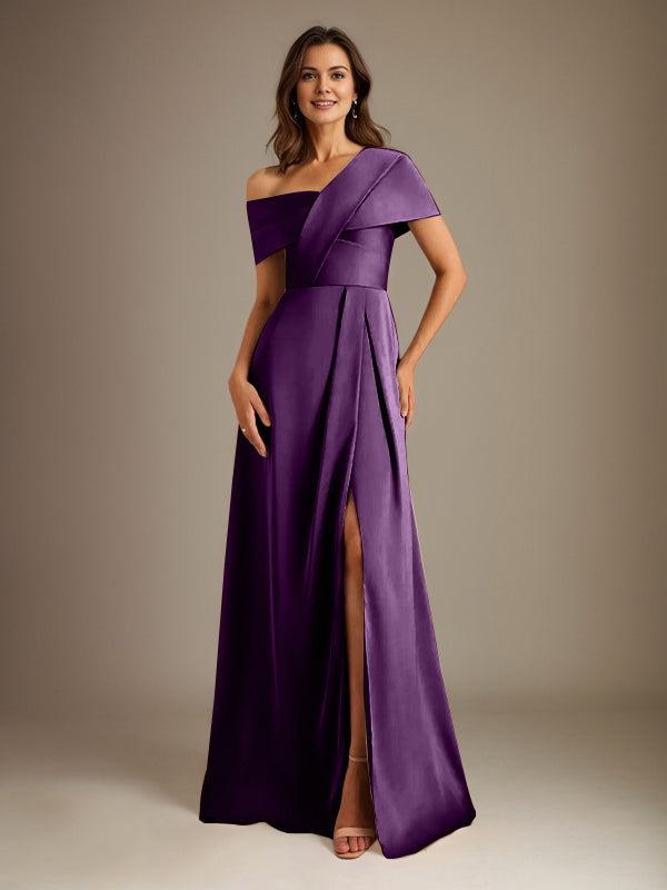 Robe de mère de la mariée en satin, coupe trapèze, décolleté asymétrique et plis. 
