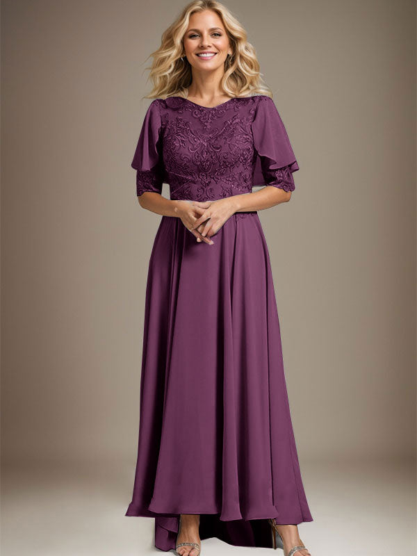 Vestido de novia asimétrico de gasa con encaje, corte en A, escote redondo y ilusión, con pedrería. 