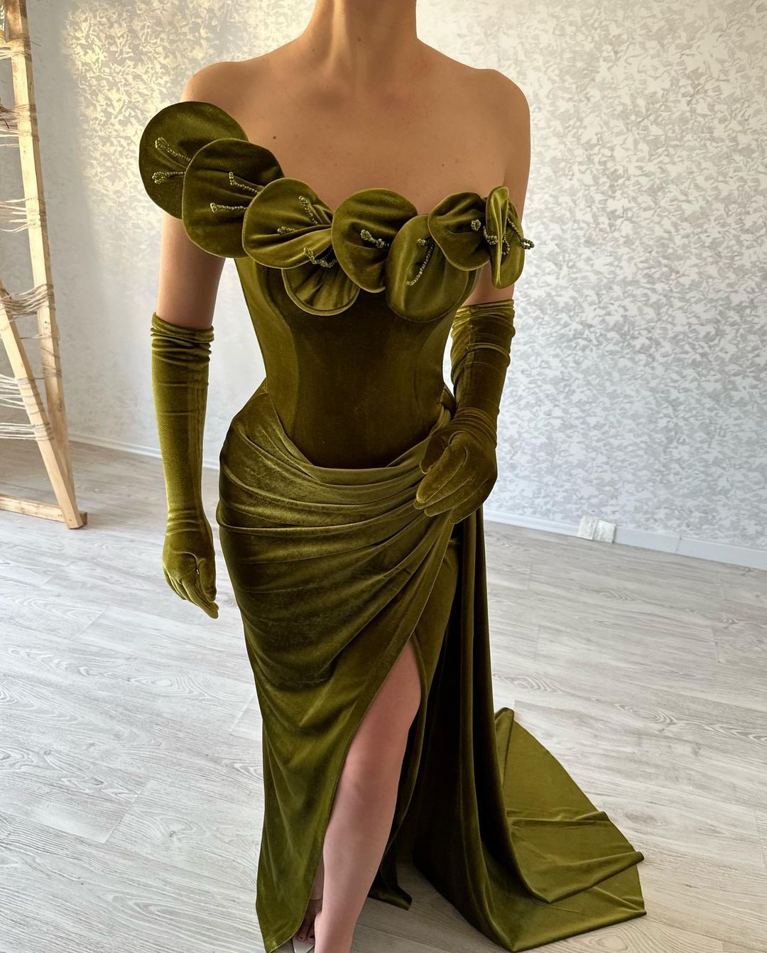 Robe de bal verte asymétrique sans bretelles à volants et fente