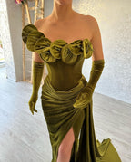 Robe de bal verte asymétrique sans bretelles à volants et fente