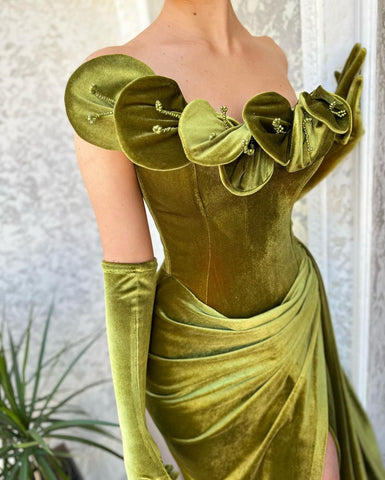 Vestido de fiesta verde de un solo hombro, sin tirantes, con volantes y abertura.