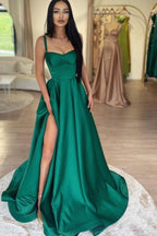 Robe de bal verte brillante en satin élastique fendue sur le devant avec traîne