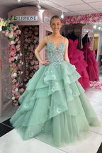 Robe de bal bustier cœur à volants étagés avec appliques