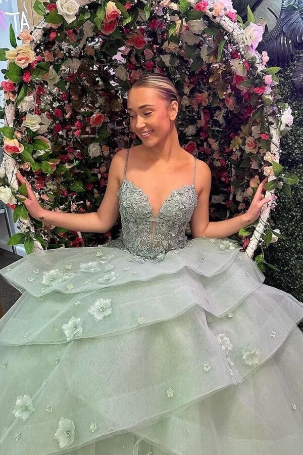 Robe de bal bustier cœur à volants étagés avec appliques