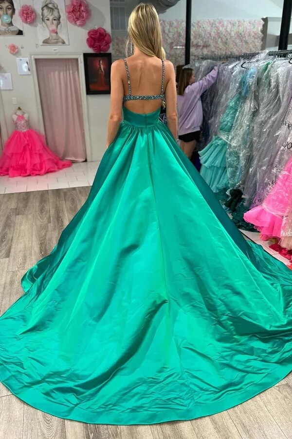 Vestido de fiesta de satén corte A con escote en V, tirantes finos con cuentas y abertura.