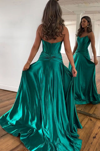 Robe de bal longue en satin vert, coupe trapèze, sans bretelles, fermeture éclair au dos et fente.