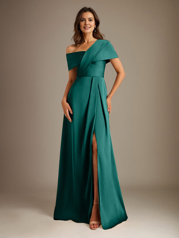 Robe de mère de la mariée en satin, coupe trapèze, décolleté asymétrique et plis. 