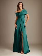 Robe de mère de la mariée en satin, coupe trapèze, décolleté asymétrique et plis. 