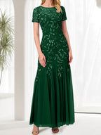 Robe longue bleue sirène à col rond ornée de perles, idéale pour la mère de la mariée