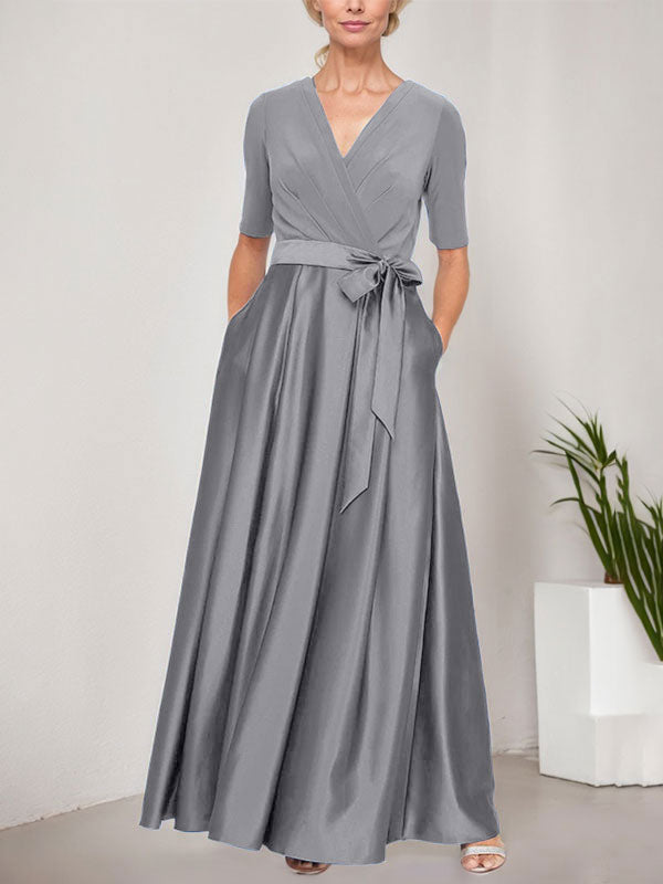 Vestido de baile con escote cruzado, falda amplia de satén y corpiño de jersey. 