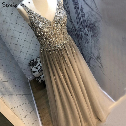 En oferta, sin devoluciones ni reembolsos. Vestido de noche gris sin espalda, corte A, escote en V, sin mangas, con pedrería y diamantes. Diseño sexy 2025 LA70168 