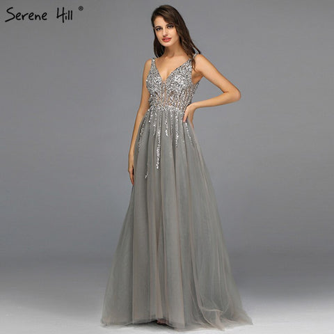 En oferta, sin devoluciones ni reembolsos. Vestido de noche gris sin espalda, corte A, escote en V, sin mangas, con pedrería y diamantes. Diseño sexy 2025 LA70168 