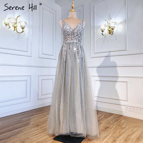 En oferta, sin devoluciones ni reembolsos. Vestido de noche gris sin espalda, corte A, escote en V, sin mangas, con pedrería y diamantes. Diseño sexy 2025 LA70168 