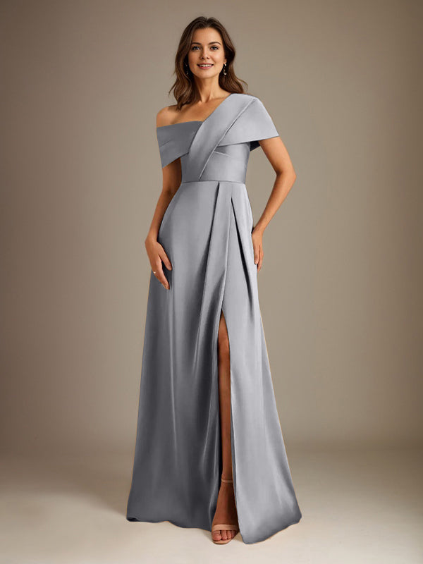 Robe de mère de la mariée en satin, coupe trapèze, décolleté asymétrique et plis. 